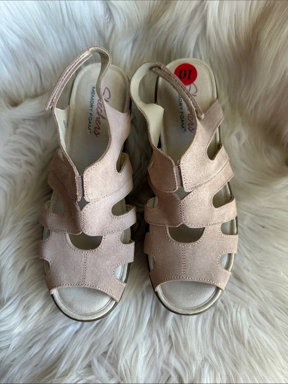 Skechers women’s Pink Suede Memory Foam Sandals/10